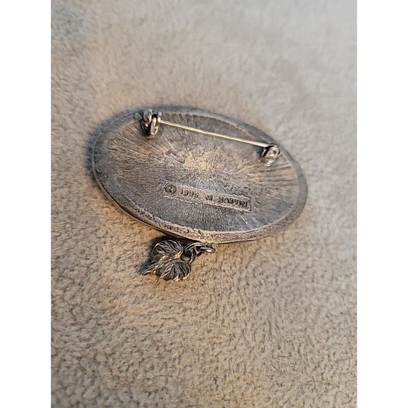 Vtg 1999 Marjolein Bastin Oval Rabbit Bunny Pewter Pin Brooch Leaf Charm Signed - Picture 12 of 12
